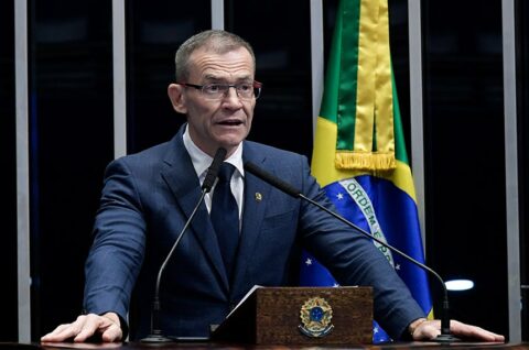 Senador Fabiano Contarato pede investigação contra Sikêra Jr por homofobia